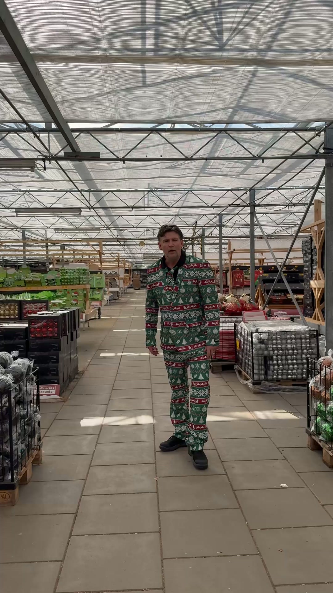 🎄 Warum solltest du als echter Weihnachtsfan dieses Jahr zum Weihnachts-Discounter kommen? John zeigt es dir! 👀⁠, ⁠, Auf ganzen 10.000 m² findest du alles für Weihnachten: von einer riesigen Auswahl