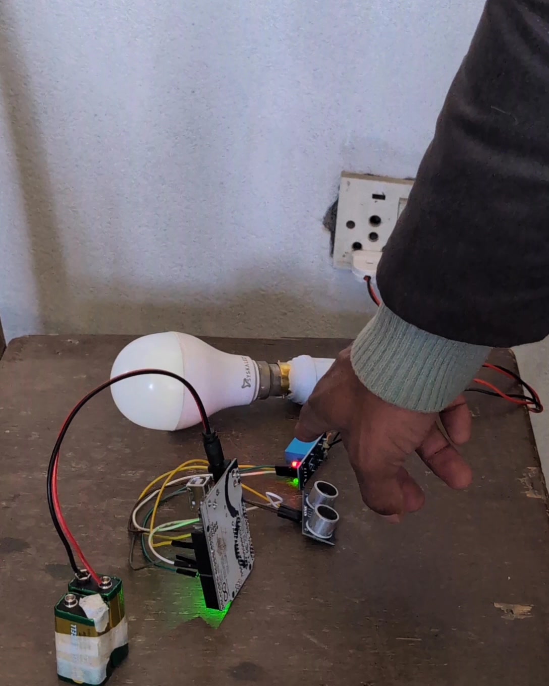 💡 Smart AC Light Control using Ultrasonic Sensor 💡 This project ...