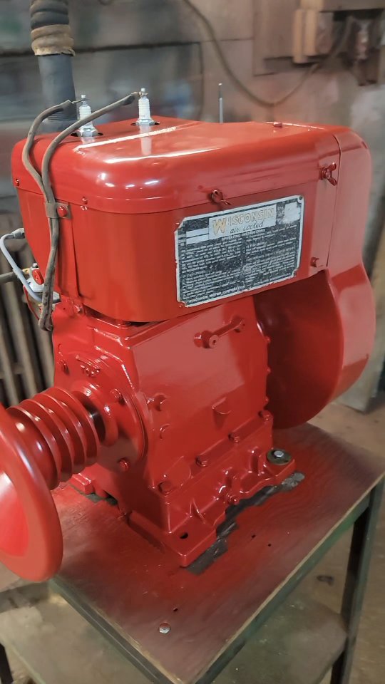 1950s Wisconsin TFD engine project is running! I am running it off the ...