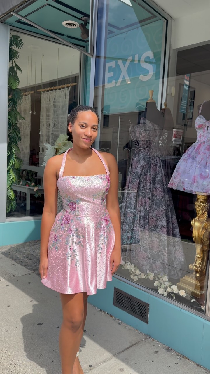 Happy first day back to school for so many of our beautiful customers! ❤️ Don’t forget to add shopping for a hoco dress to your back to school to do list! 👗 Book an appointment using the 🔗 in our bio! 