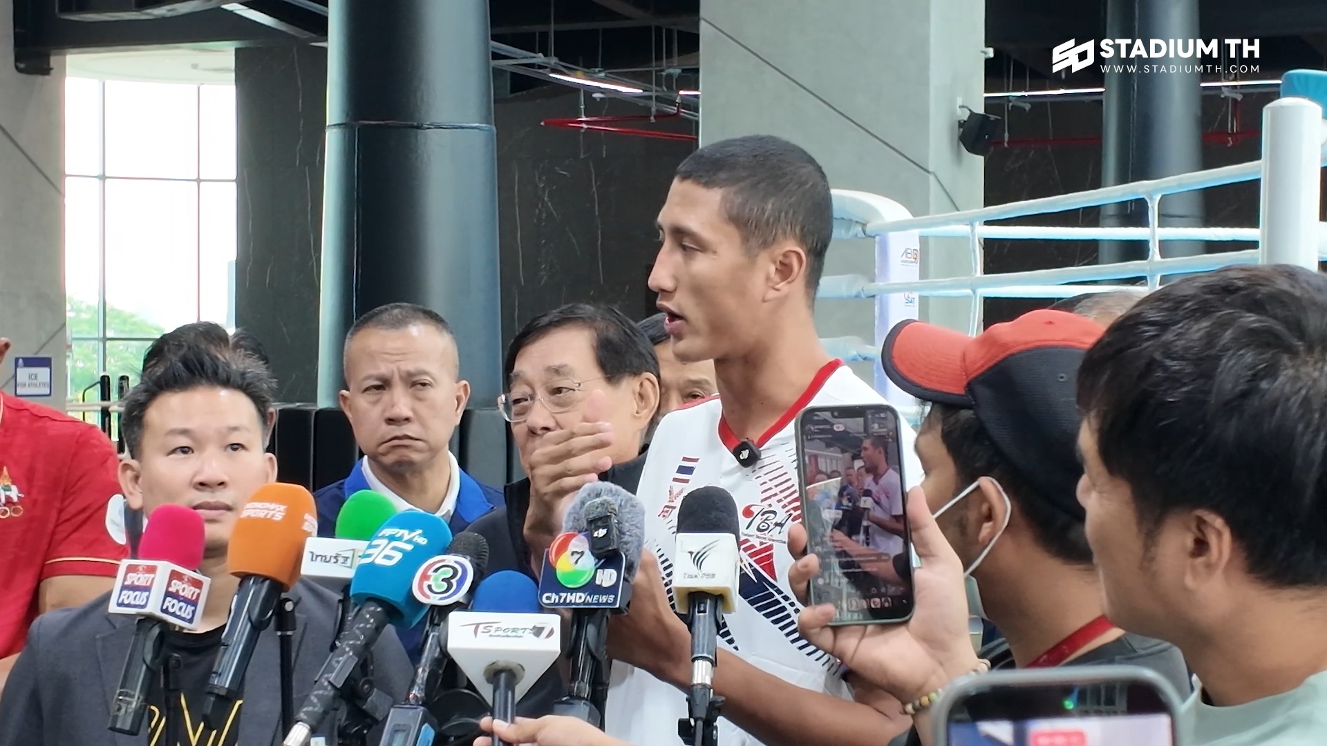 Stadium TH. . ฟังบทสัมภาษณ์เต็ม ๆ ของ นาบิล อานาน นักมวยไทย อดีตแชมป์โลก วัน แชมเปียนชิพ กับการเข้าสู่เส้นทางมวยสากลเพื่อควอลิฟาย โอลิมปิกเกมส์ 2028 แบบตอบทุกประเด็นข้อสงสัย และความมุ่งมั่นเพื่อไปให้ถึงเป้าหมาย ขณะที่ สมรักษ์ คำสิงห์ อดีตฮีโร่เหรียญทองโอลิมปิก มั่นใ