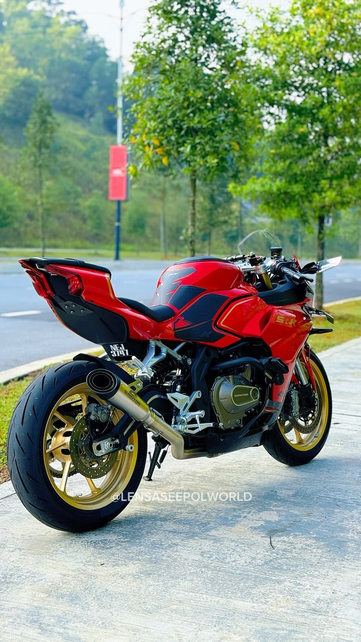 Just Chillin with SRK450RR #Lensaseepolworld #Bikerslifestyle