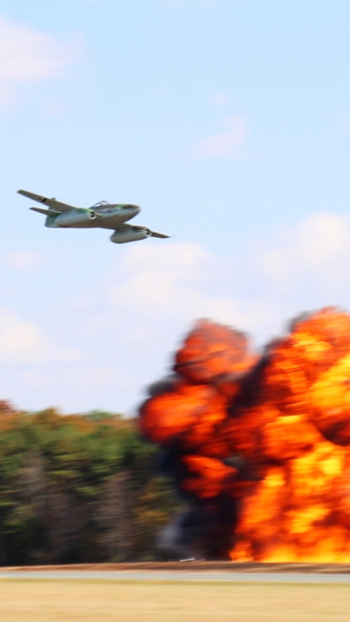 ME-262 Low Simulated Attack Pass + PYRO! It may not have been the most ...