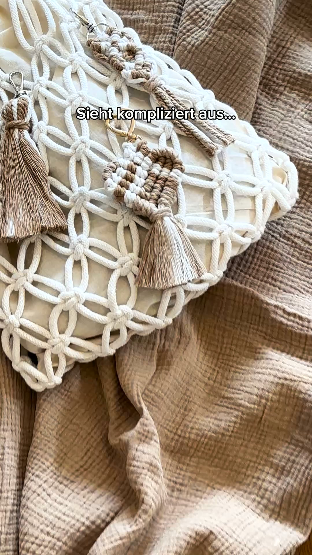 🧶 DIY muss nicht kompliziert sein. Mit ein paar Materialien von TEDi entsteht ein individueller Makramee-Schlüsselanhänger, perfekt für den eigenen Schlüsselbund oder als kleines Ge