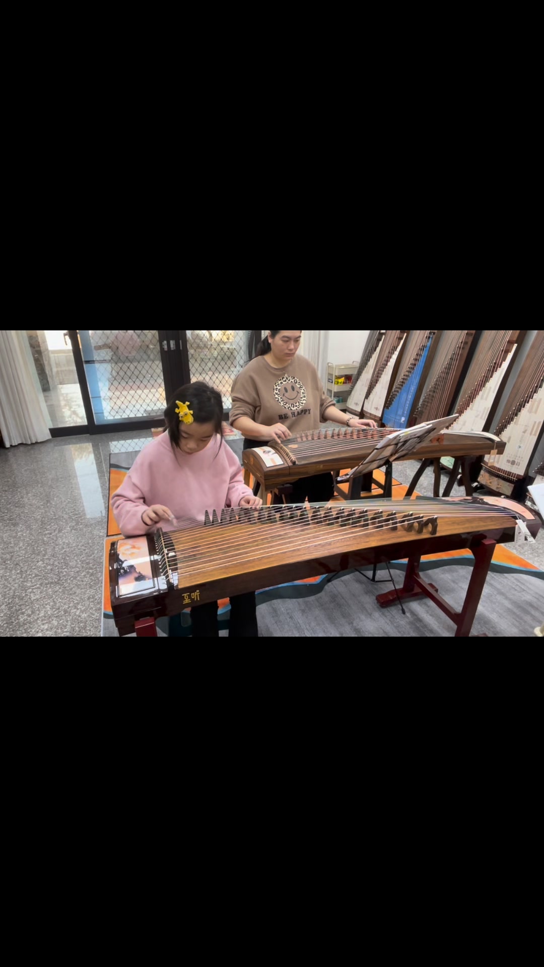 認真的殷孜 很快就把譜背下來了 漸漸加速中👍👍 偷瞄時間彈錯音🤣🤣 #古箏 #零基礎 #體驗課程 #一對一教學 #台中 #豐原 #大雅 #潭子 ...
