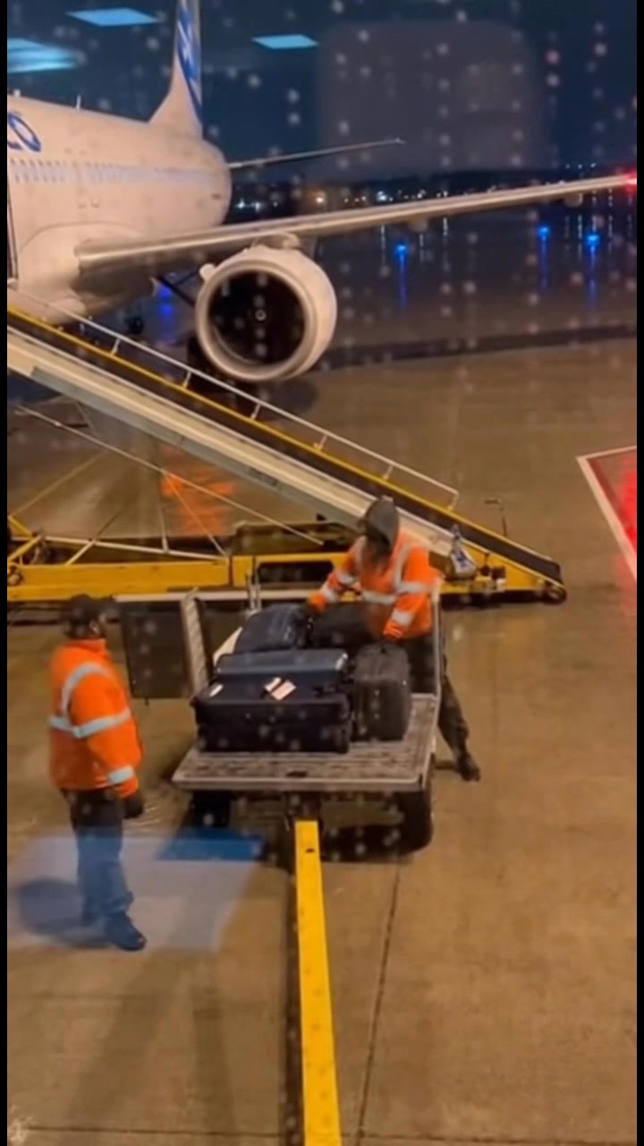 RAINY NIGHT RAMP VIDEO SHOWS ROUGH BAGGAGE LOADING, DRAWING ONLINE ...