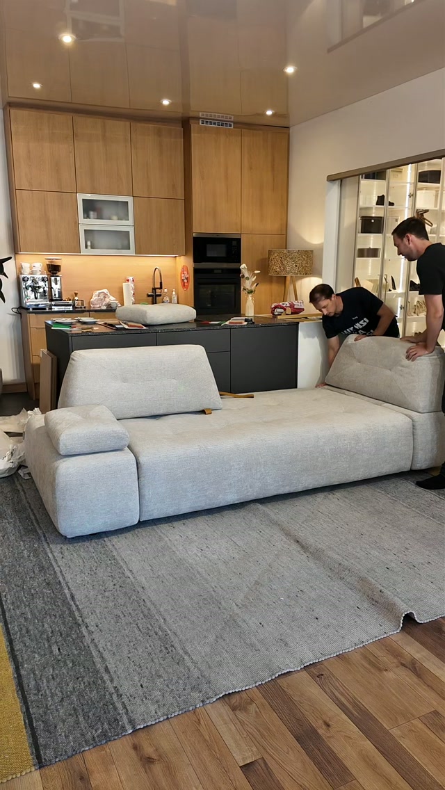Schlafsofa? Ja. Aber bitte mit echtem Bett. 🇮🇹🛏️, Im Video seht ihr unser Modell Vesuv – aktuell um 3.990 € inklusive Lieferung & Montage in Österreich und Deutschland., ✓ bis 180 cm Liegebreite, ✓