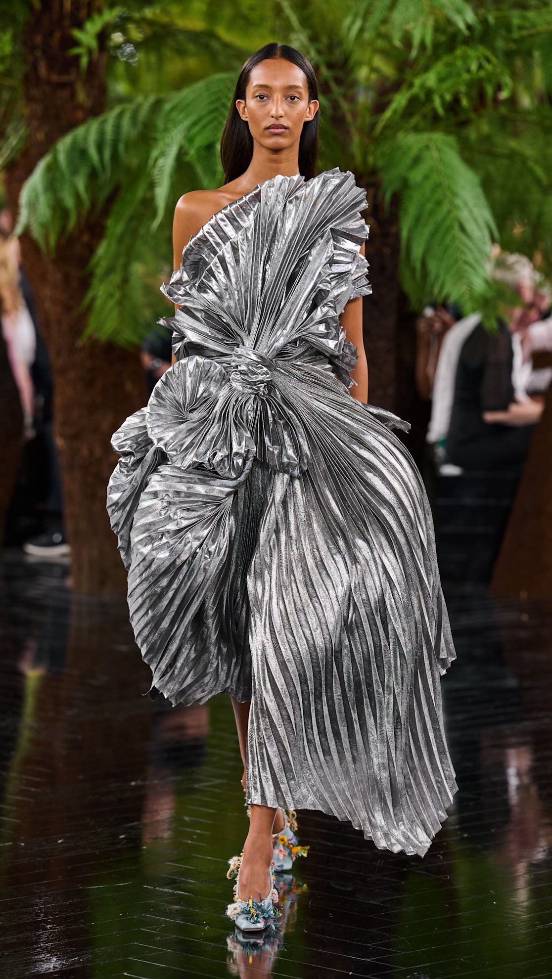 Christian Dior 2021年 ゴールドシルク メタリック ショーツ Discover the subtle splendor of the new 'Dior Gold' capsule, part