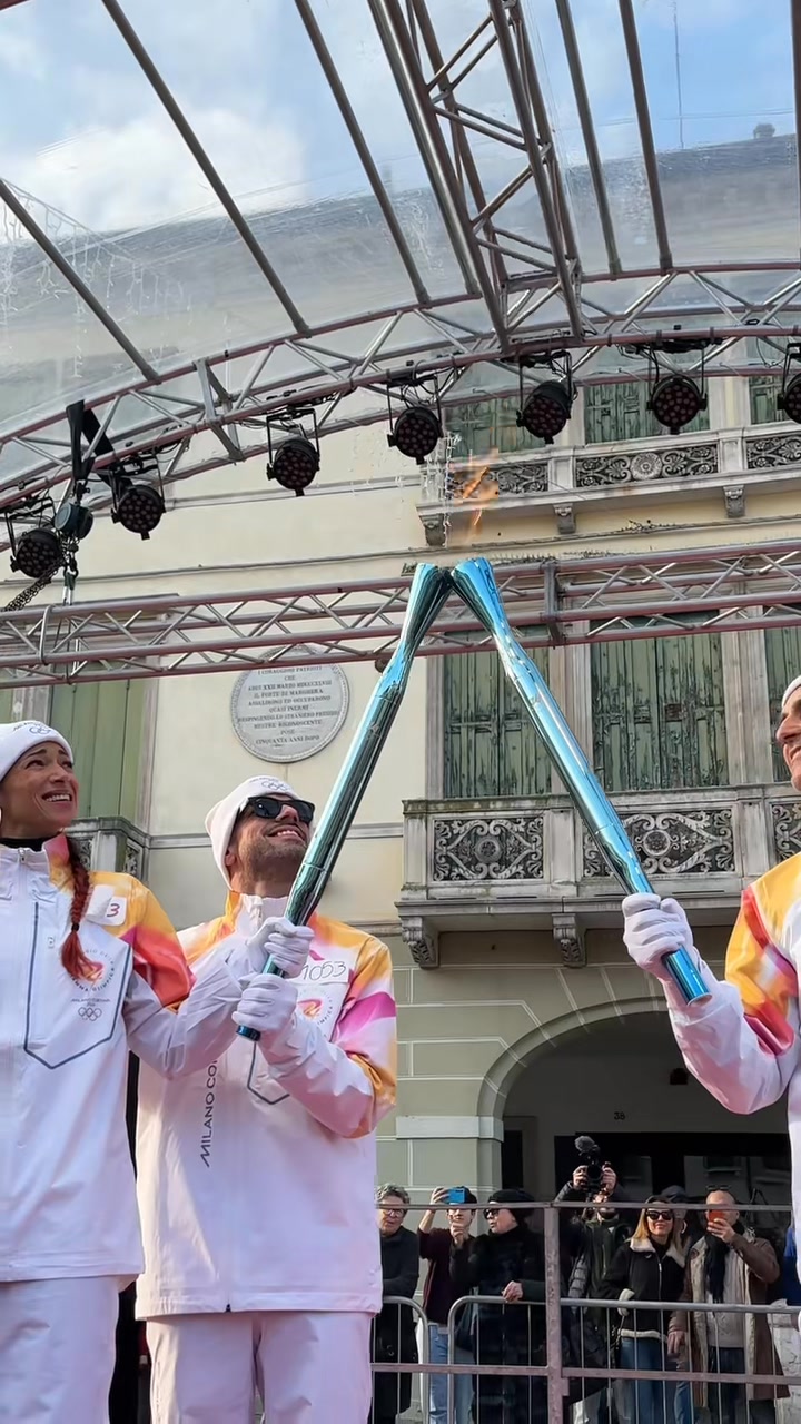 la-fiamma-olimpica-arrivata-a-mestre-in-piazza-ferretto-tantissimi
