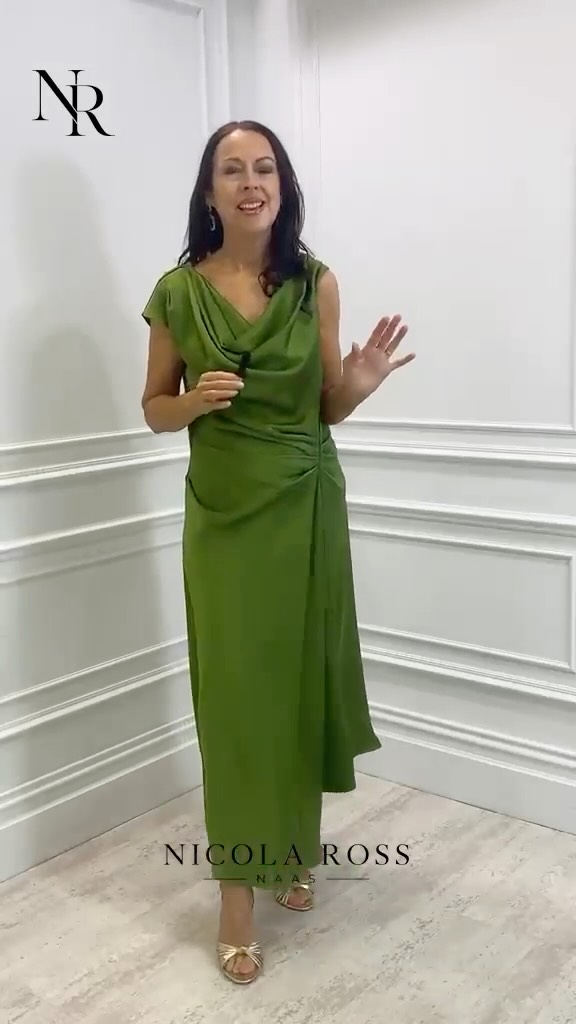 💚 Elegance in every detail! The Carla Ruiz Satin Midi Dress in