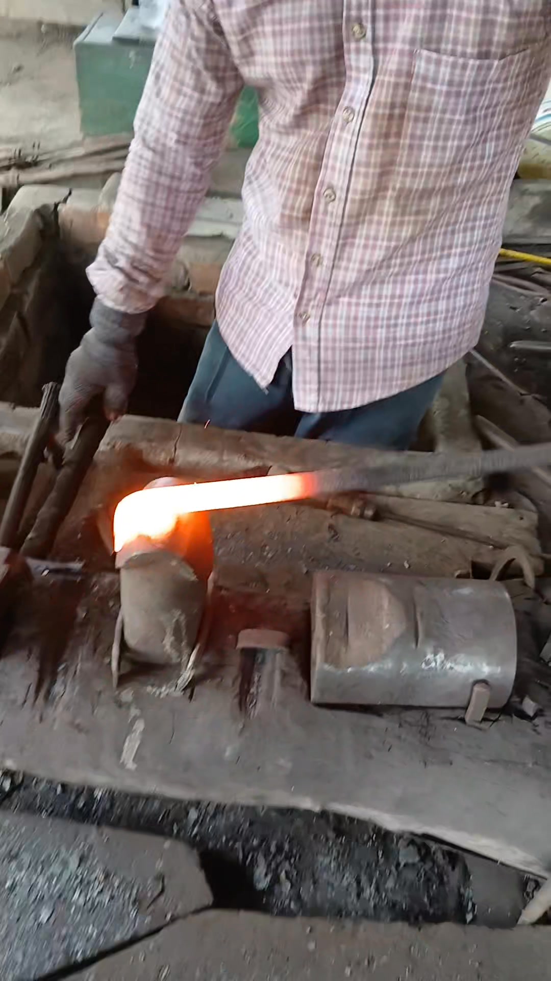#continue to the manual method of making a crowbar for removing nails # ...