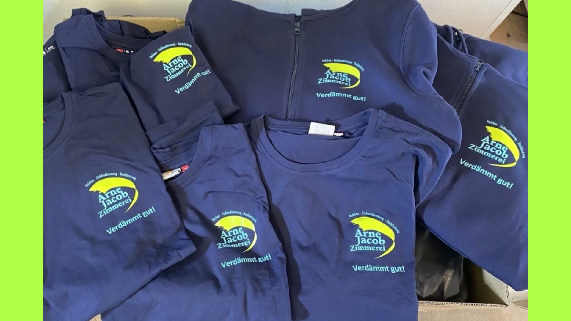 ✨ Frisch eingekleidet und wieder schick für euch! 😍👕✨, Die neuen Teile sitzen nicht nur perfekt, sondern tragen auch unseren Namen. 💪, So sind wir auf der Baustelle nicht nur funktional unterwegs,