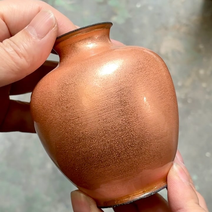 植線(3寸玉形菊詰め花瓶) 植線(しょくせん)とは、尾張七宝の代表的工程