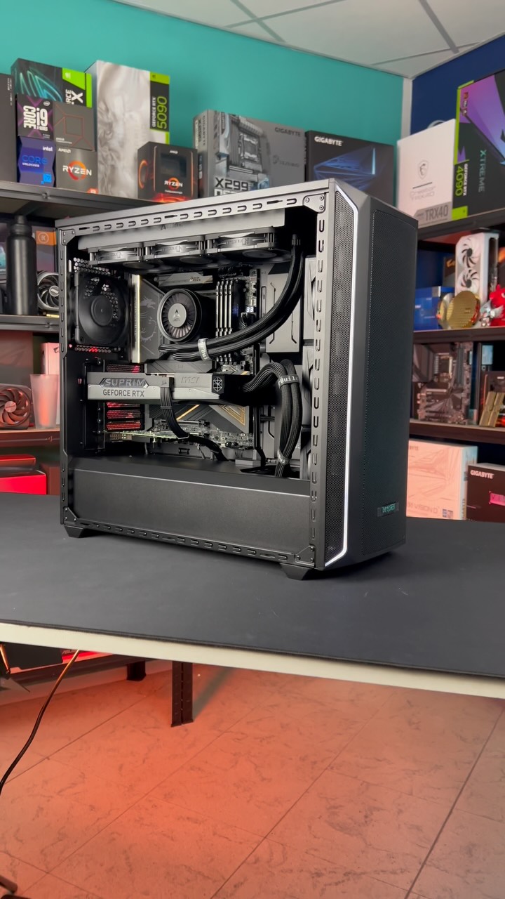 Geen bak vol RGB maar nog steeds een super dikke build! Of niet dan?😛🤩 ...