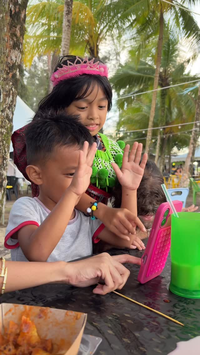 Telatah si comel adik Missclyen dan dua daripada empat orang adik ...