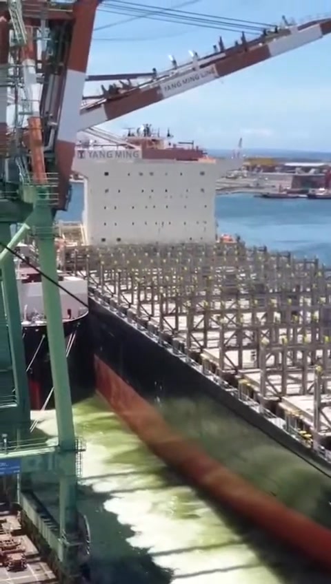 OOCL Durban destroys two cranes at Kaohsiung Port in Taiwan. The 8 ...