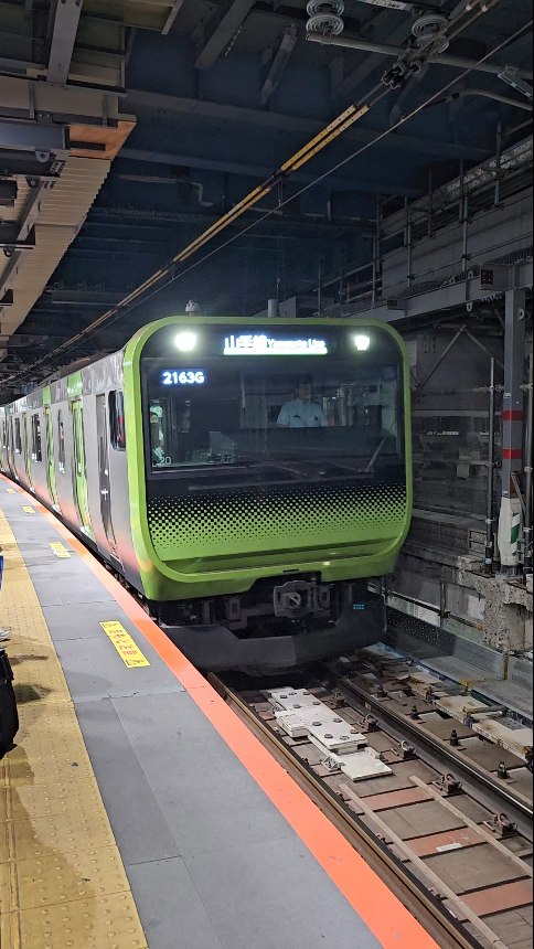 Yamanote line in Tokyo 💚 #japan #rail #tokyo