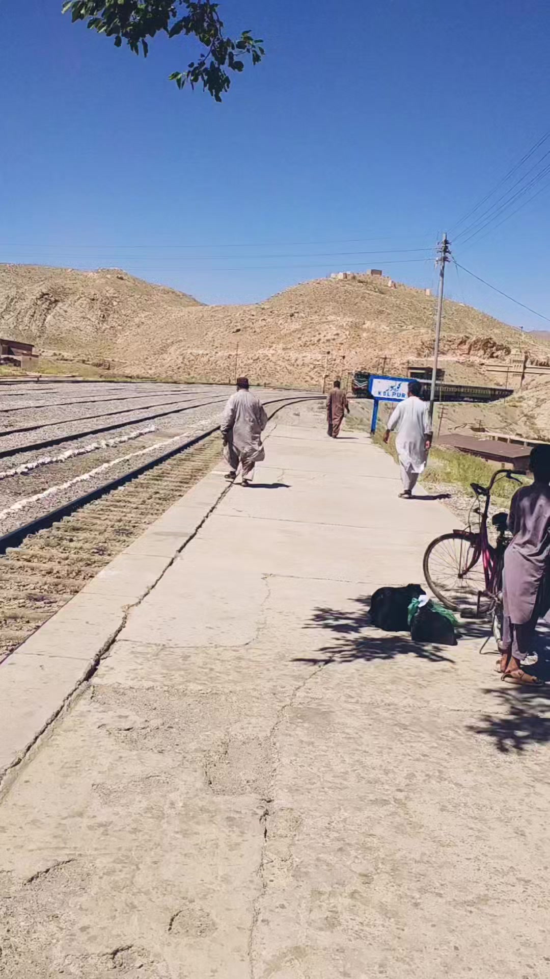 کوئٹہ سے پشاور جانے والی جعفر ایکسپریس کولپور ریلوے اسٹیشن پہنچ رہی ہے ...