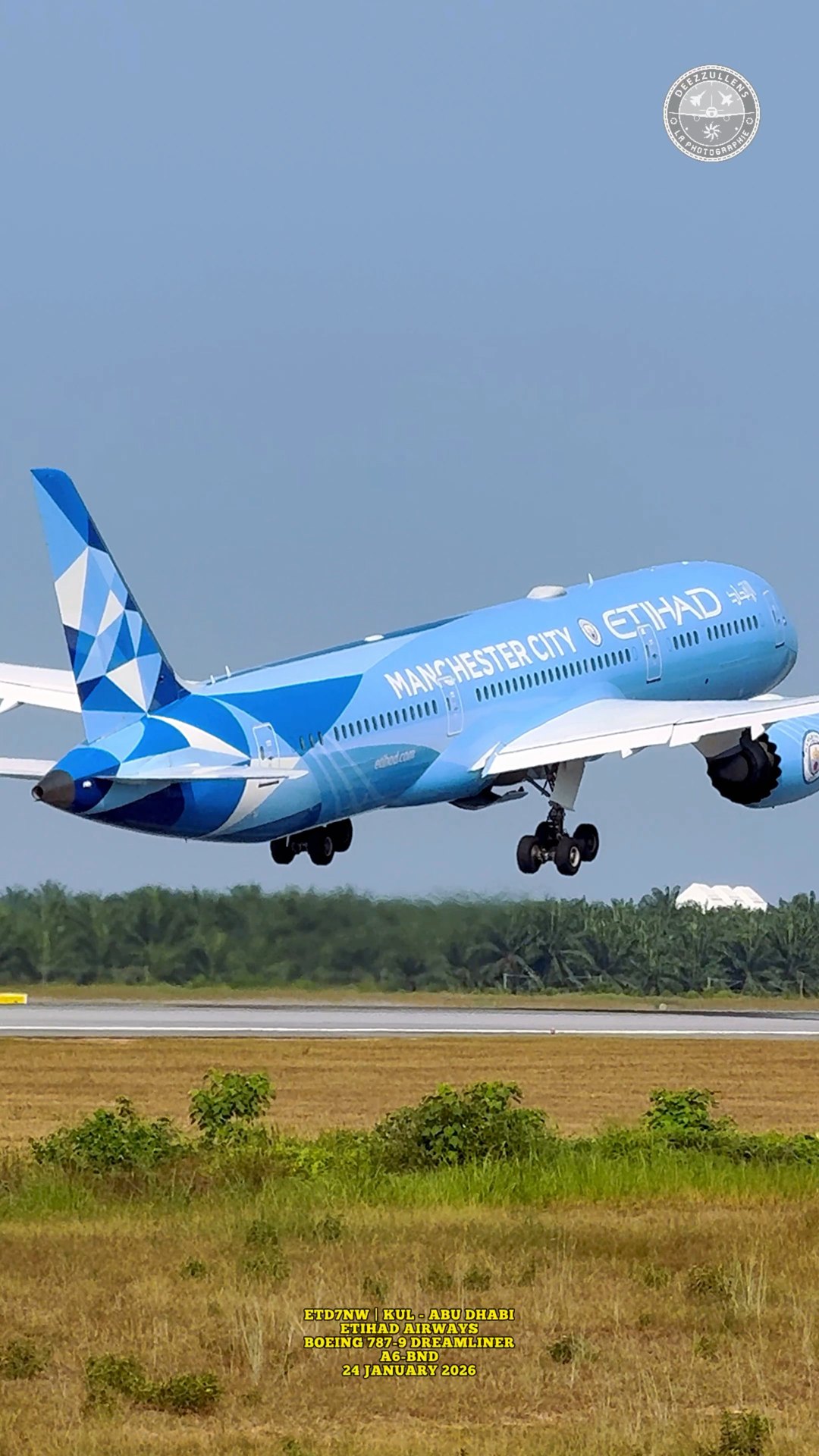 The Etihad Airways Boeing 787-9 in the colourful Manchester City