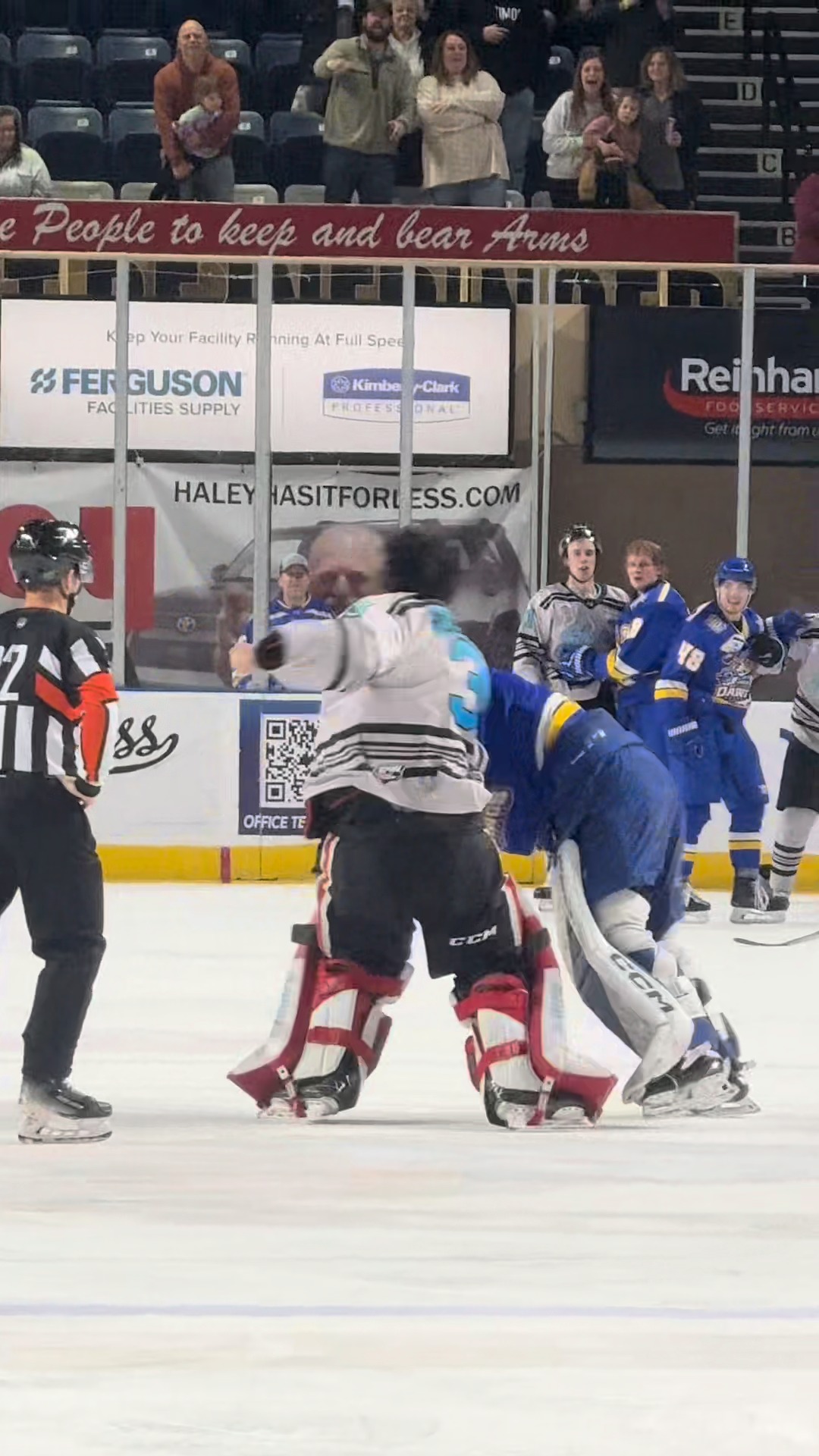 And a goalie fight to finish out Friday night! 🥊 #railyarddawgs #SPHL # ...