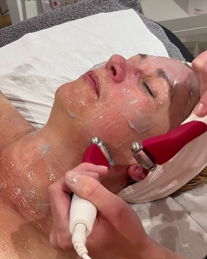 Guinot Hydradermie Lift Treatment - lift facial features by
