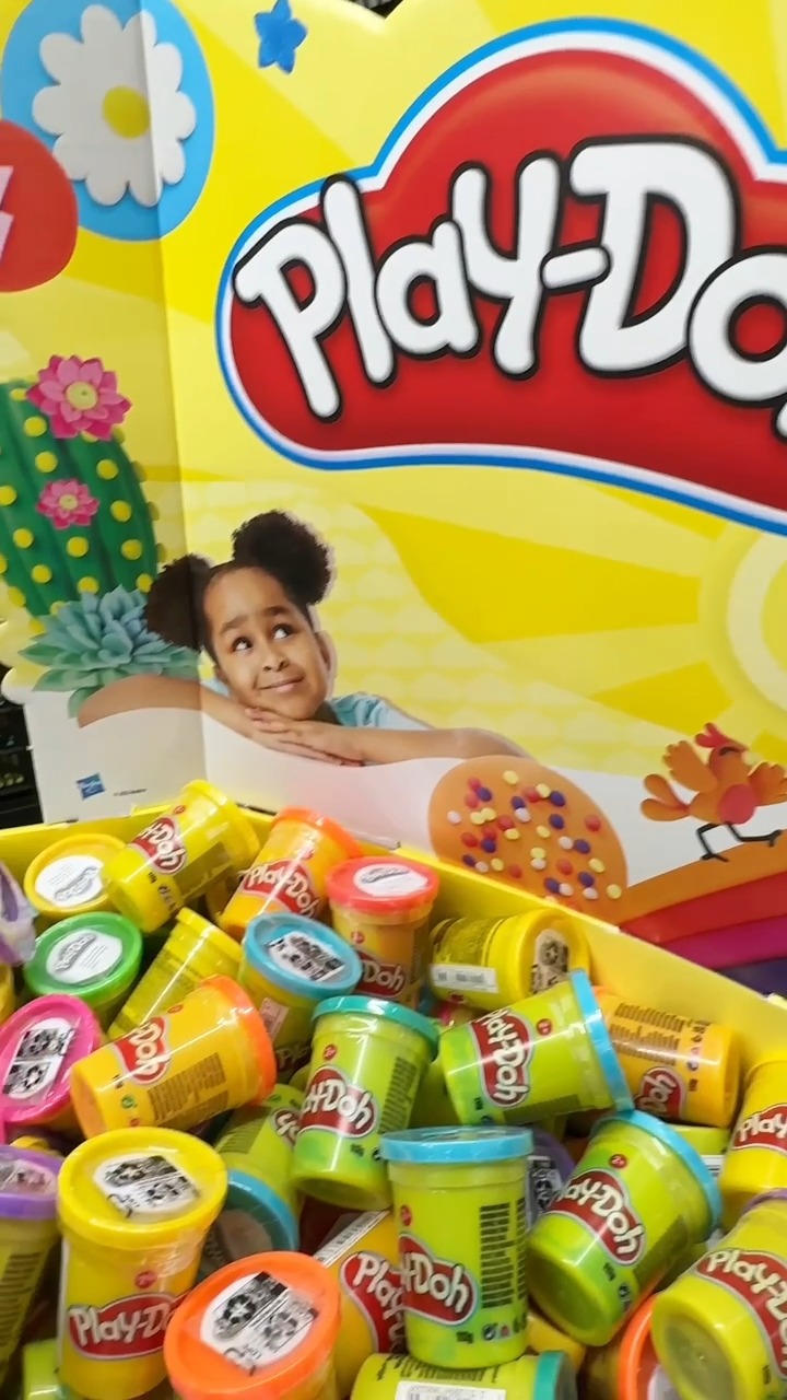 Kneeete 😍, Bei uns kriegst du Hasbro Play-Doh Knete nur 0.55 Euro. Greif zu, solange der Vorrat reicht!, @floroeschen_blog zeigt uns, dass man nie alt genug für Knete ist., Schick uns Deine kreativen
