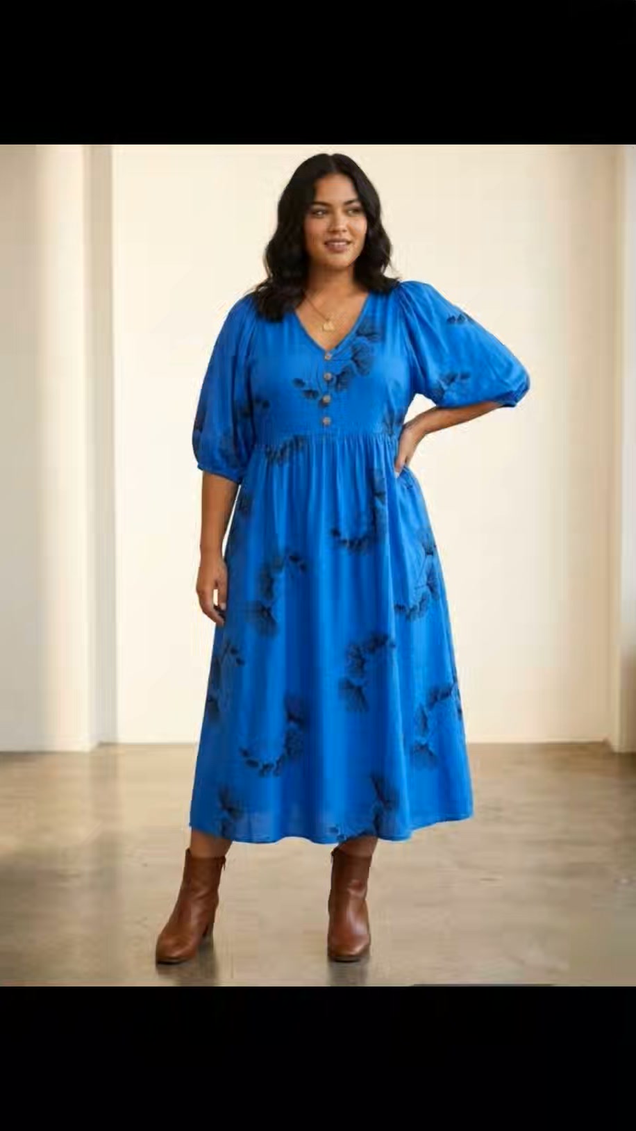 💙WILLOW TREE 💙, This stunning cornflower blue midi dress is an absolute wardrobe essential, effortlessly blending everyday comfort with standout style. It features a flattering V-neckline accented by 