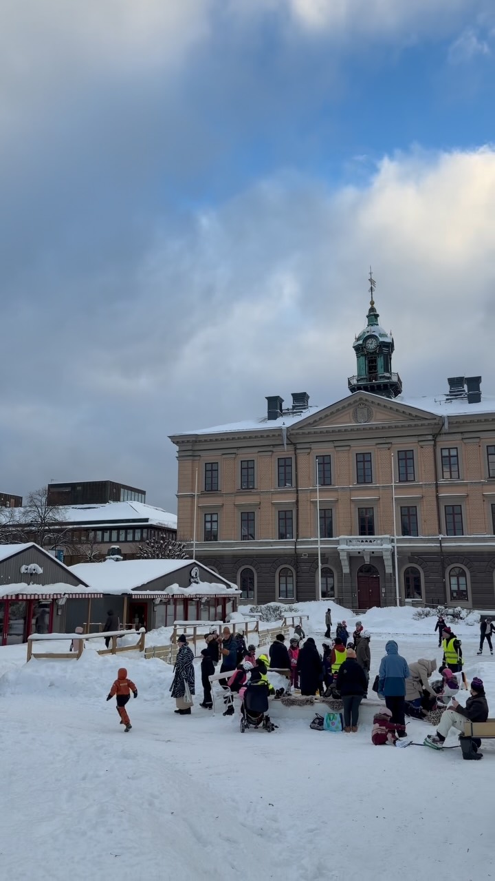 VINTERGLÄDE En isbana full av skridskoåkande barn en vinterdag i staden ...