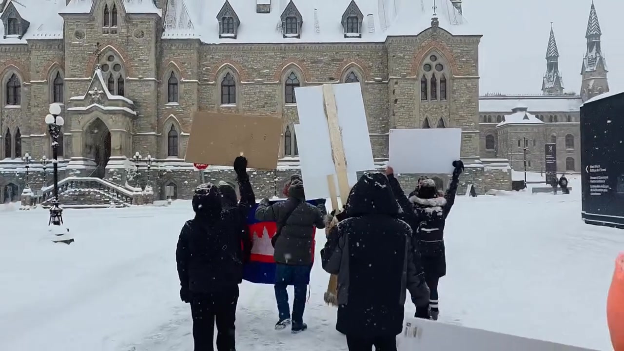 🇨🇦 Canadian Cambodians stood in zero-degree weather, raising their ...
