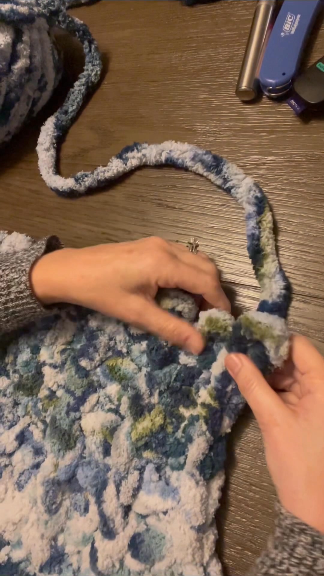 Pattern Peek 🧶 This blanket is made by alternating just two rows