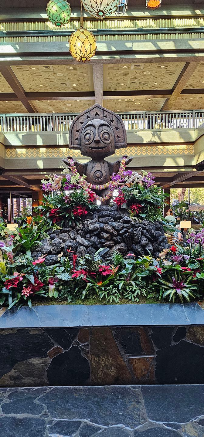 This might be the Christmas tree of my dreams 🎄 tropical floral