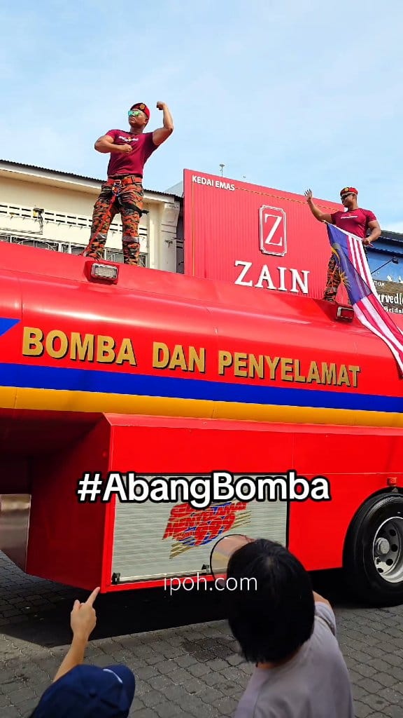 【怡保Abang Bomba成为国庆日游行焦点】 “大只佬消防员”在庆典上除了大秀肌肉还比爱心。 #ipoh #merdeka # ...