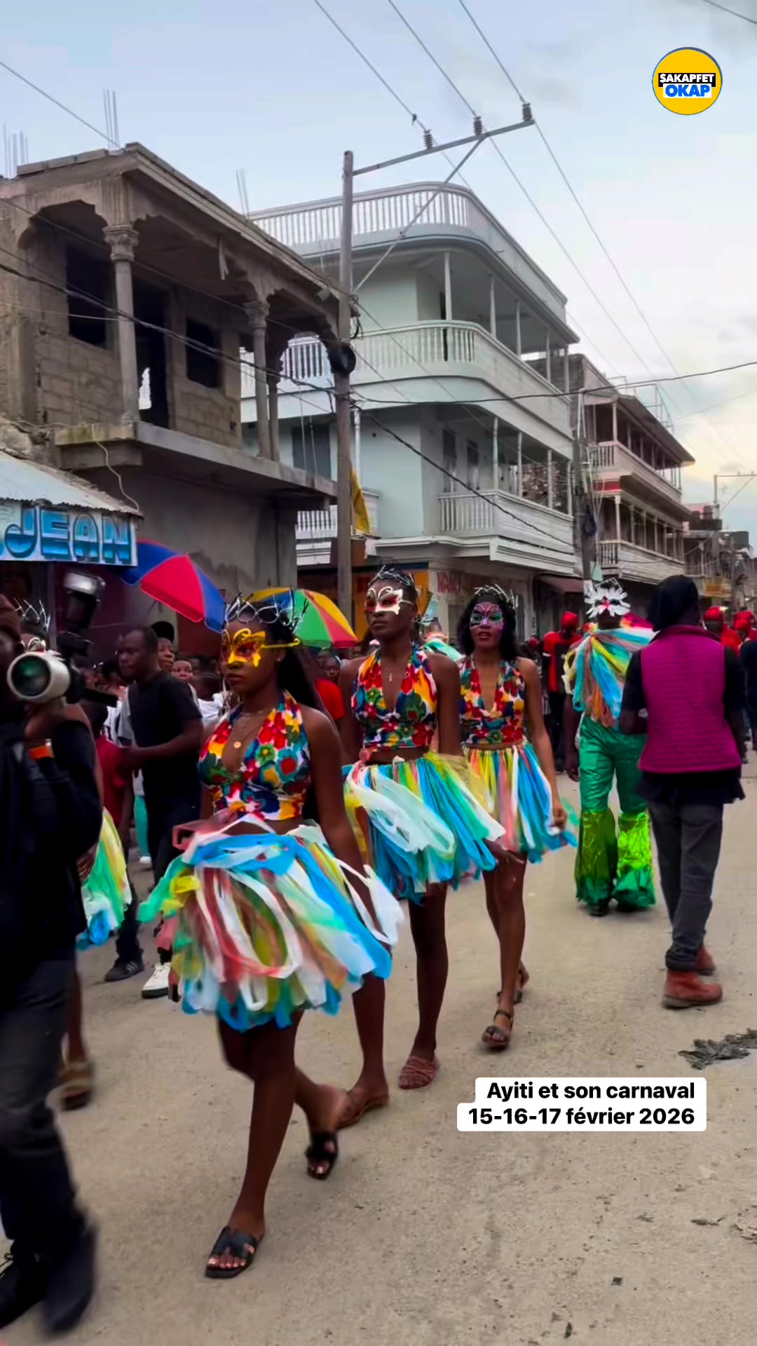 drums-brass-bands-marching-groups-costumes-disguises-glitter