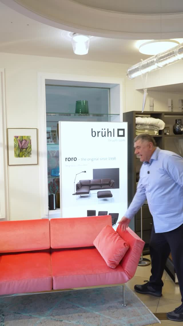 Damit fällt Ihr Wohnzimmer sofort auf!, Roro soft von brühl verbindet ikonisches Design mit besonders weichem Stoff. In auffälligem Pink wird das Sofa zum echten Statement, ist aber auch in vielen