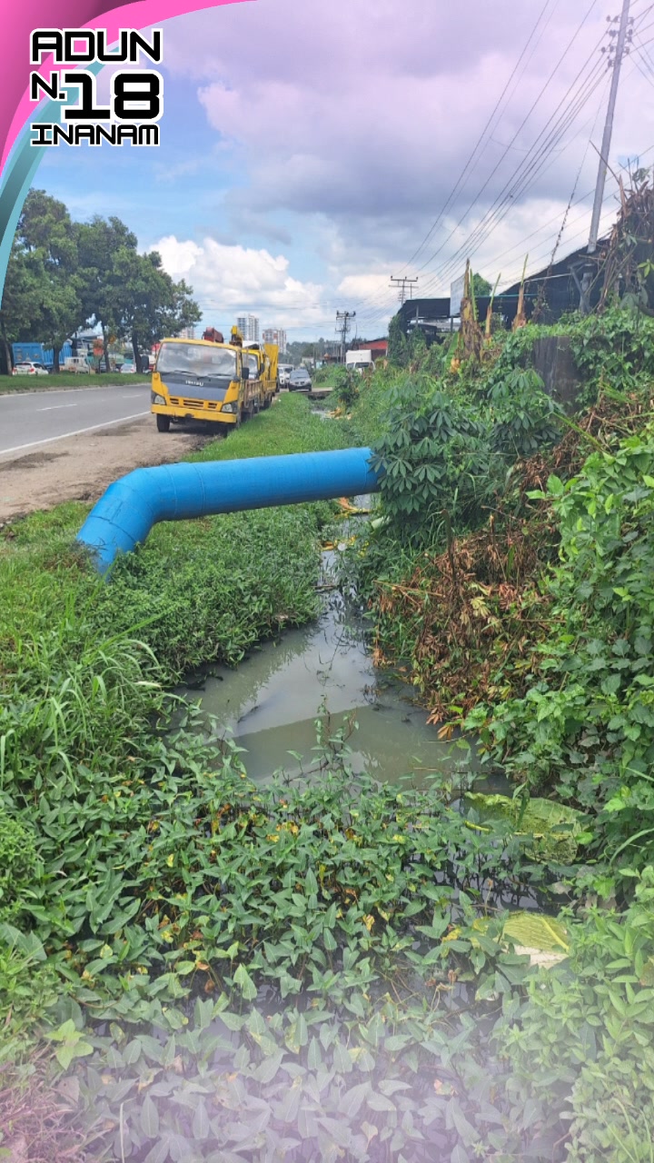 Team Pejabat Adun N.18 memantau sepanjang perjalanan parit di Manggatal ...