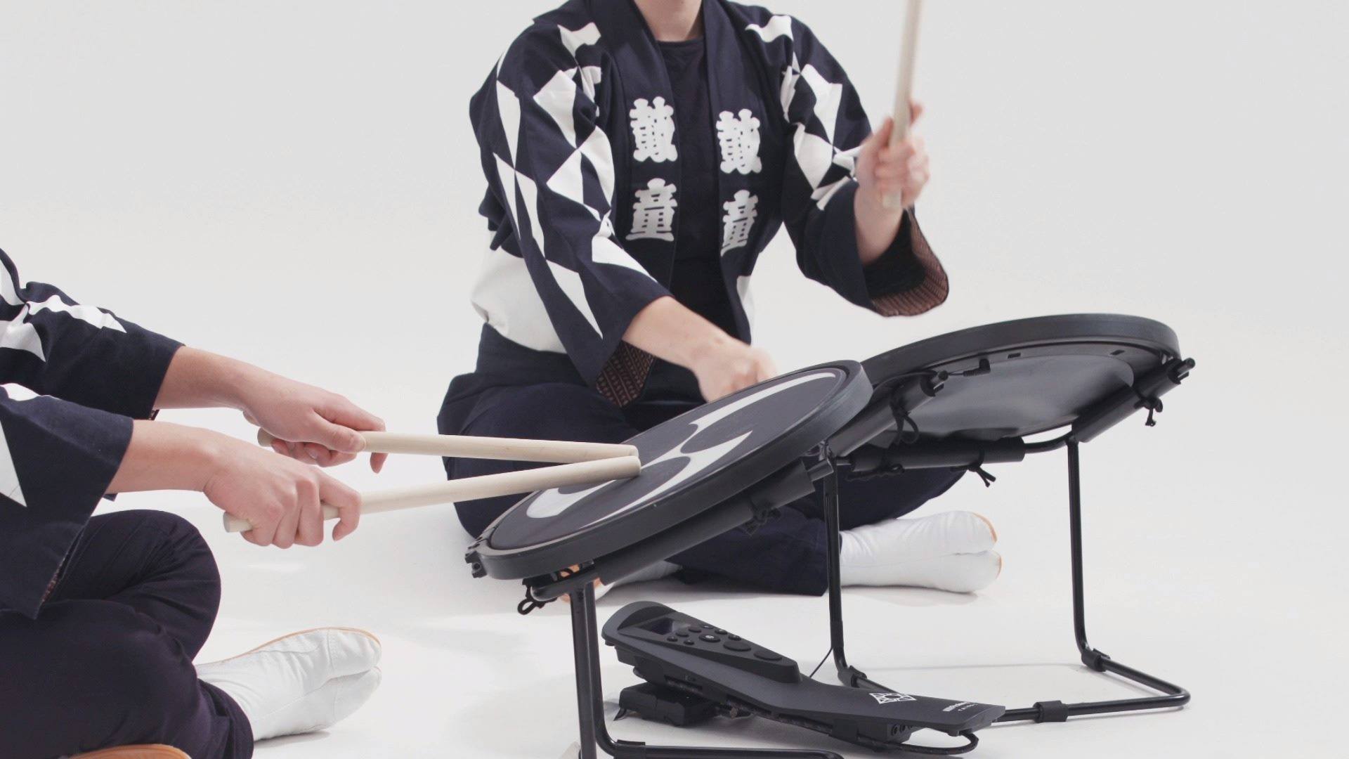 電子和太鼓TAIKO-1は担ぎ桶のスタイルだけではなく、⼀般的な台を使