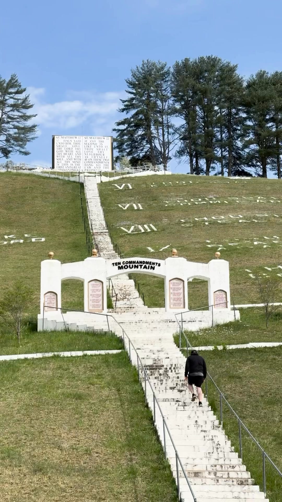 マウンテンパーカー EXAMPLE TEN COMMANDMENTS MOUNTAIN JAKTE The world's largest Ten Commandment's are on a mountain in North