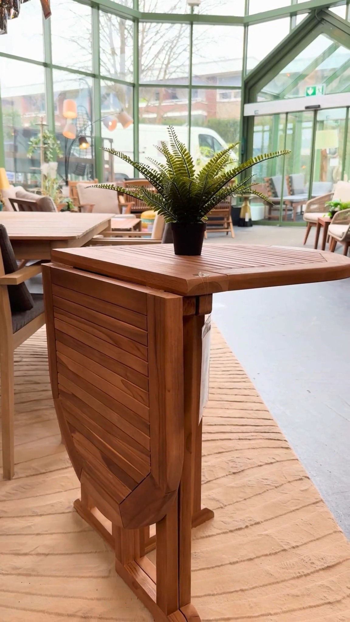 Wenig Platz, viele Möglichkeiten 🌿✨, Unser Gartenklapptisch EMPIRE TEAK ist die perfekte Lösung für deinen Balkon: beidseitig klappbar, flexibel einsetzbar und im Handumdrehen verstaut. So wird selbst