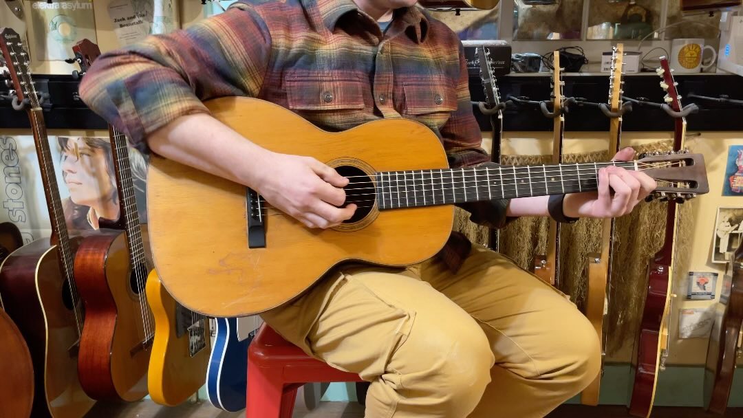 A 𝐑𝐀𝐑𝐄, vintage Martin Guitars find - this is a 𝟏𝟗𝟏𝟕 𝟎𝟎