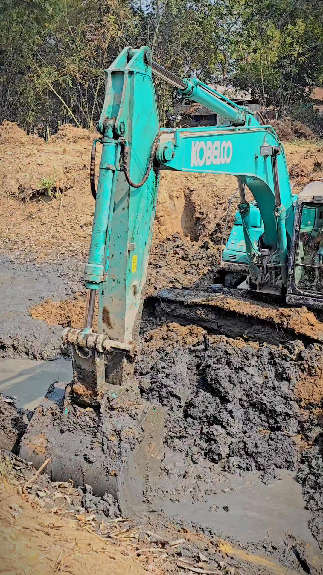 Kobelco Excavator Working in Canal Mud Satisfying Digging | Gari Gorjon ...