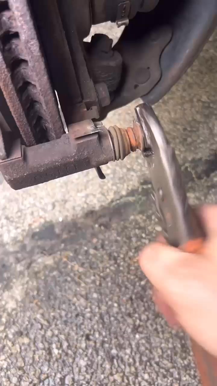 👉Seized caliper pin — Rust Belt edition. 🔨😤 #RustBelt #MobileMechanic # ...