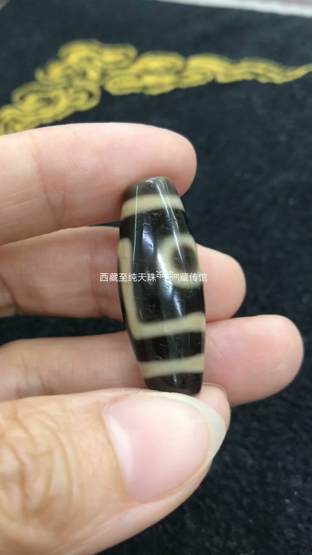 收藏精品.古图.老矿朱砂九眼非常特殊的一颗天珠，图腾极其稀有，这是一