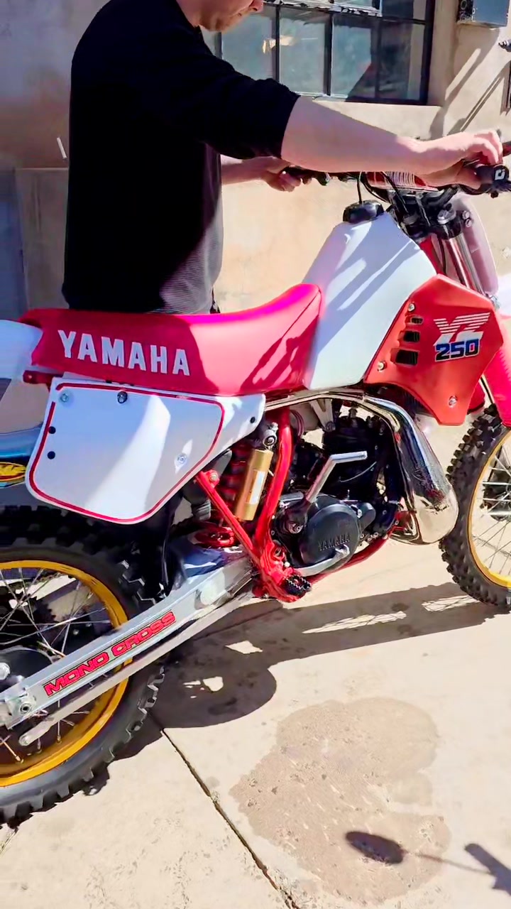Clean🧼 1993 Yamaha YZ250 two-stroke💨 on display in the Yamaha