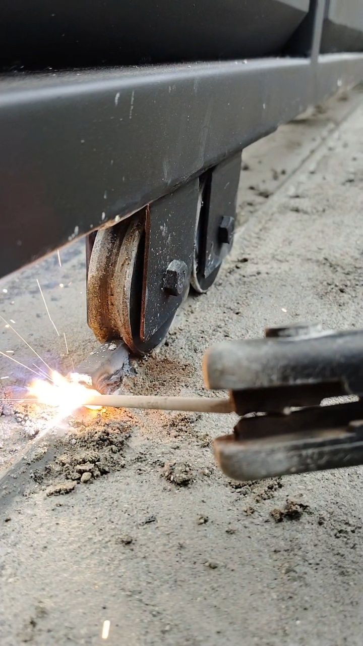 install the gate brake #gatebrake #Work | Medan welding workshop | Facebook