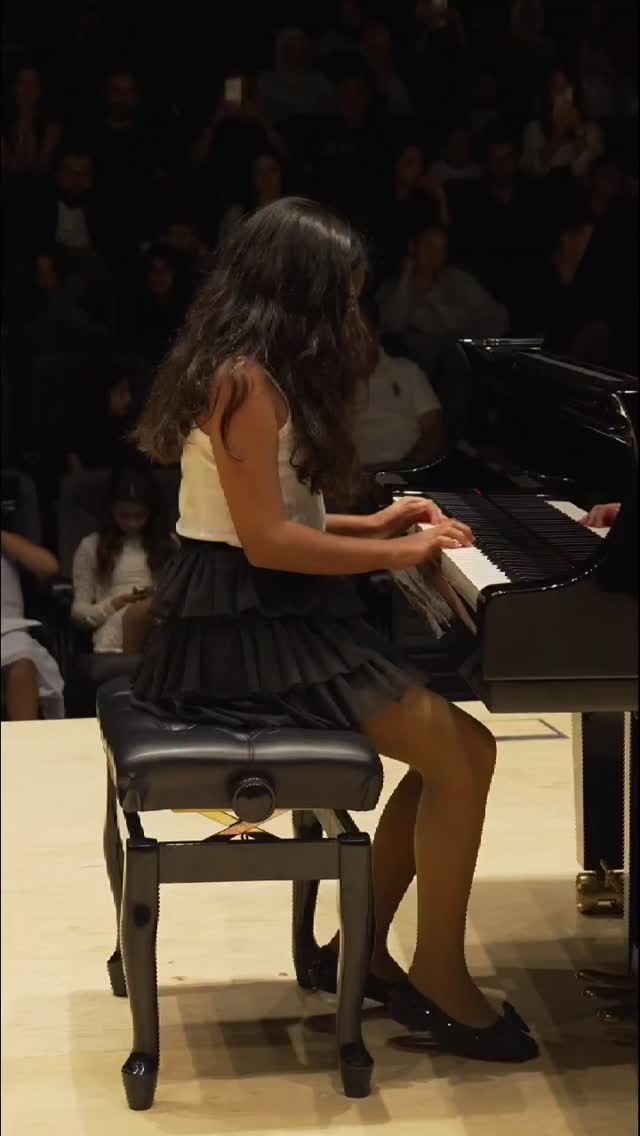 Tchaikovsky - أحسن طلبة عازفين بيانو 🎹وكمان🎻 قعدين بيشجعوا مع بعض ...