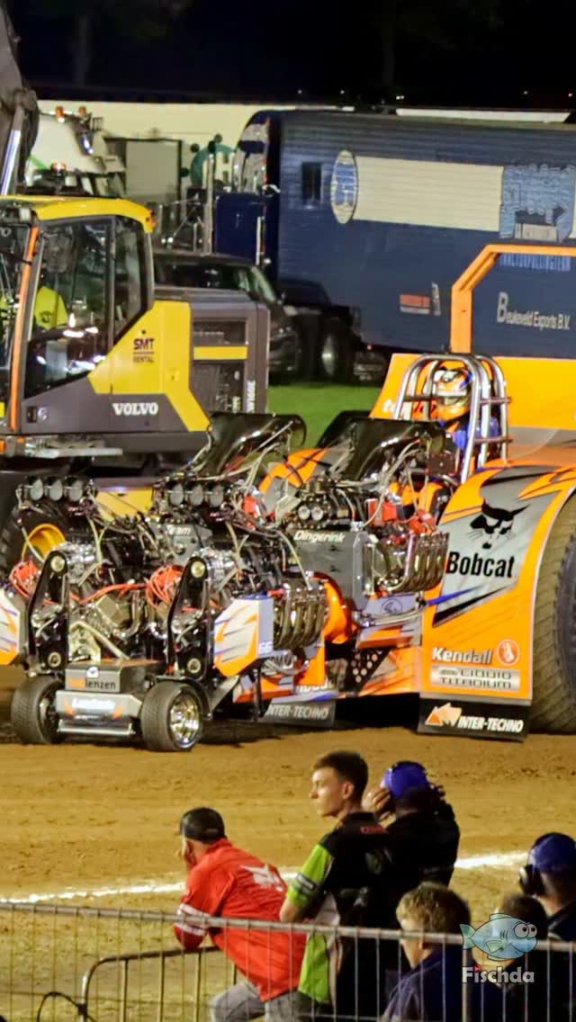 Die Erde bebt, wenn der 'Lambada' mit seinen vier V8-Motoren Vollgas ...