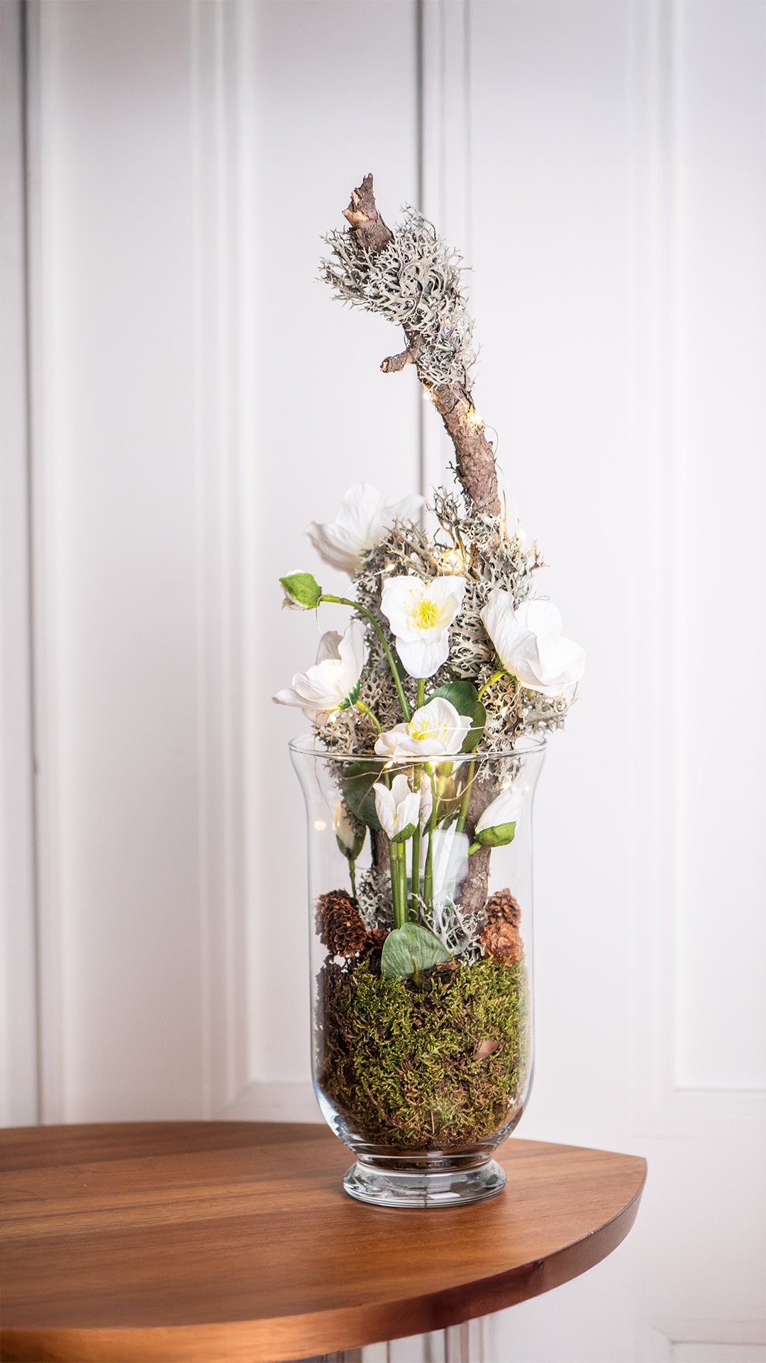 Schlicht, natürlich und voller Ruhe ✨🌿, Diese elegante Glasvase bringt die Schönheit der Natur ganz pur zur Geltung. Moos, Flechten, ein rustikaler Zweig und künstliche Christrosen verschmelzen zu