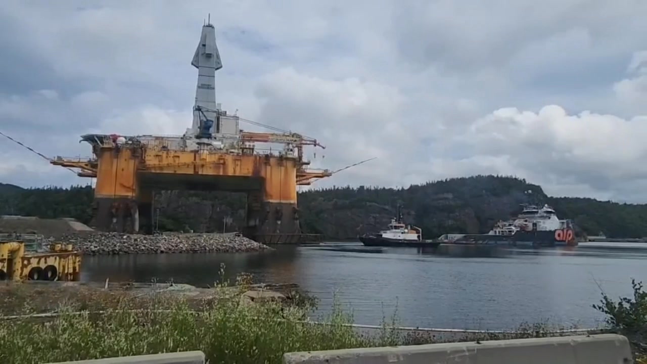 ⛓️‍💥The MODU Henry Goodrich, departing Bull Arm, NL under tow - the rig ...