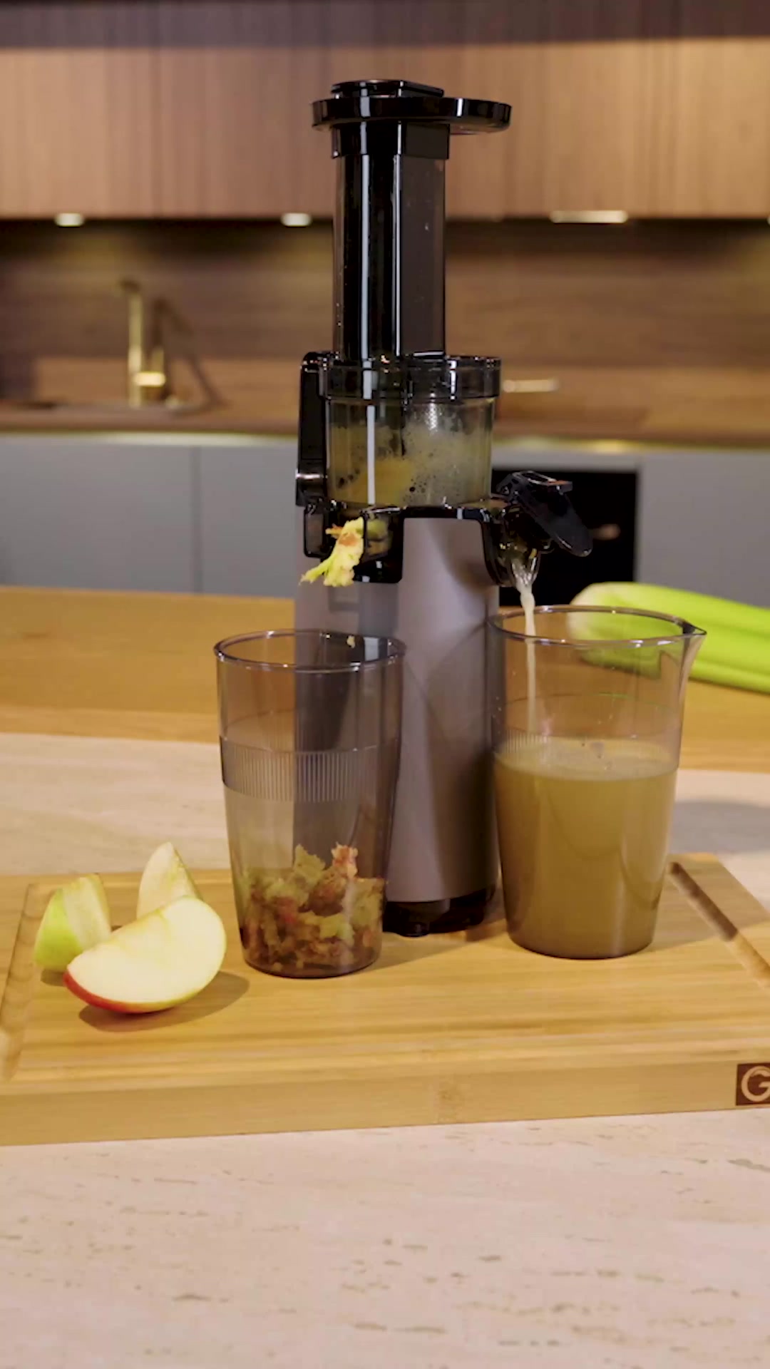 🍊🥒 Frisch. Natürlich. Selbstgemacht., Mit dem Genius Slow Juicer Mini holst du dir Vitamine und Power direkt ins Glas! 🥤✨, Den Genius Slow Juicer Mini findest du hier: https://tinyurl.com/bdzf53ta,