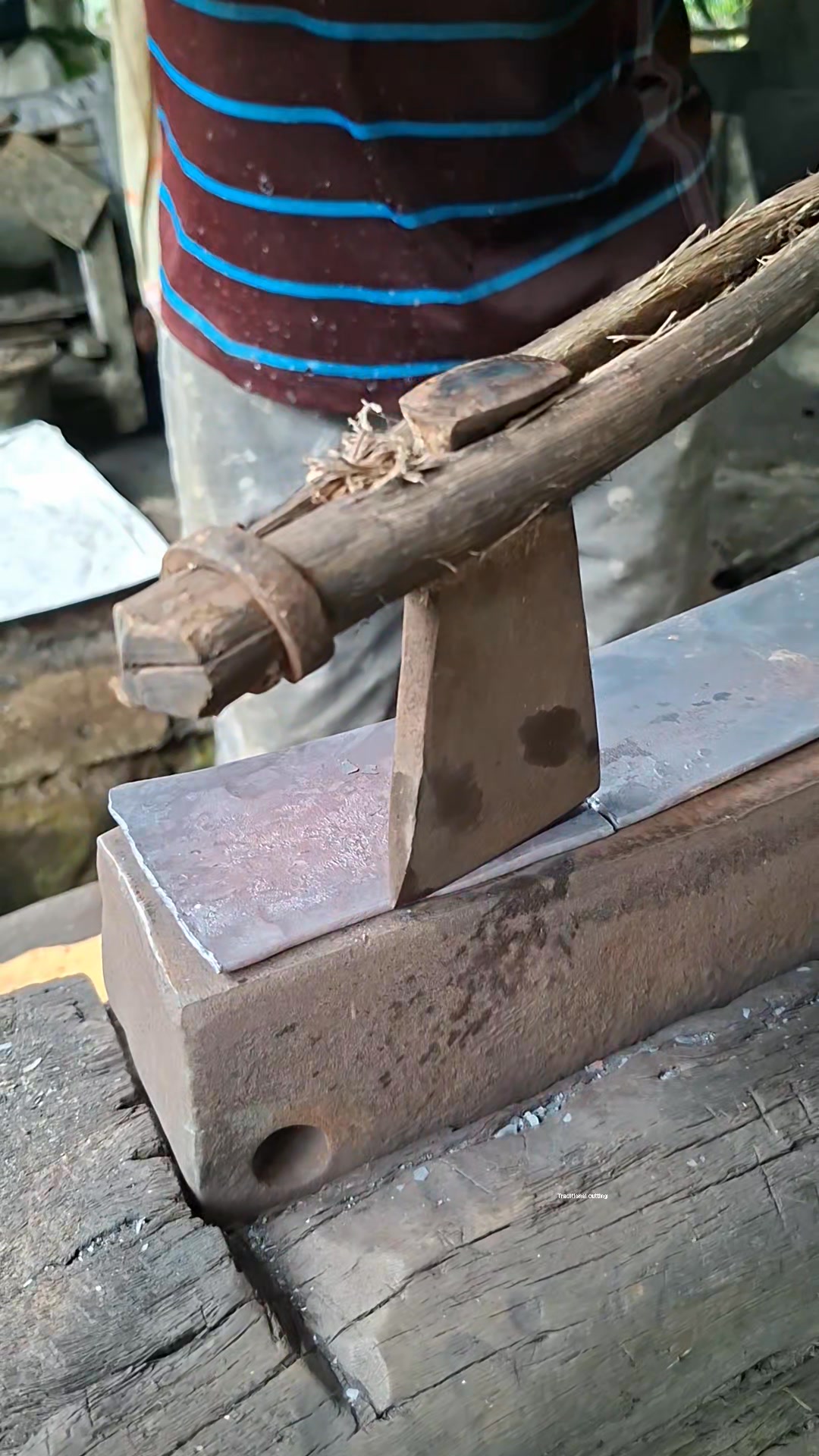 traditional steel cutting techniques #blacksmith #blacksmithing #forge ...